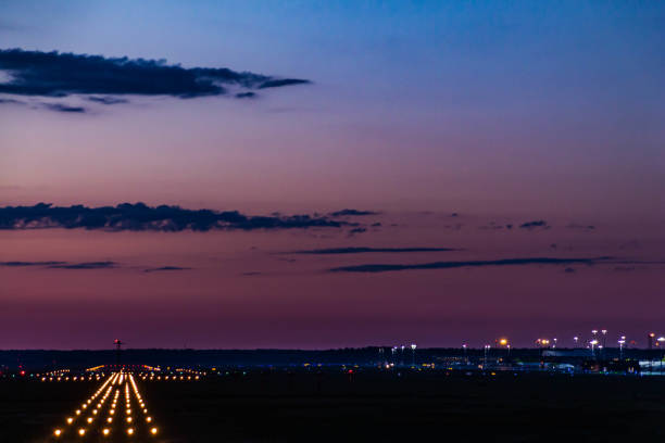 공항 위에 일몰 - riga baltic countries europe night 뉴스 사진 이미지