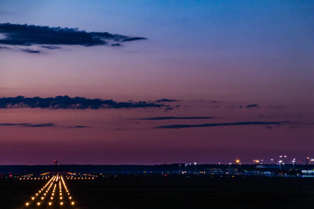 pôr do sol acima do aeroporto - riga baltic countries europe night - fotografias e filmes do acervo