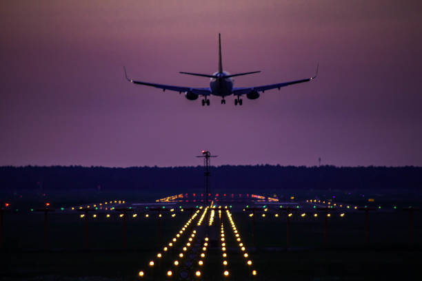 aterrizaje boeing 737-300 de airbaltic - aterrizar fotografías e imágenes de stock