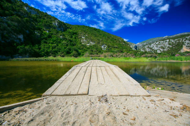 passerelle en bois sur un lac - plank boardwalk pontoon bridge summer photos et images de collection