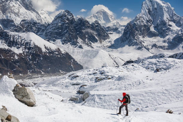 trekker cammina lungo il passo renjo la nella regione dell'everest - renjo la foto e immagini stock