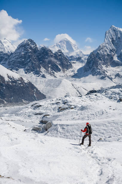 trekker es caminar por renjo la pass en la región del monte everest - renjo la fotografías e imágenes de stock