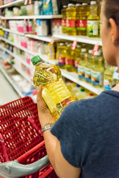istock Shopping for cooking oil 826552898