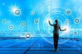 junge-unternehmer-und-grafisches-user-interface-konzept-internet-of-things-informations-und.jpg?b=1&s=170x170&k=20&c=b9J4MdEMTlUxDS7TZ6fauSxAu-6guElCdQkOz7ZEduI=