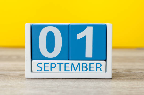 1. september. bild vom 1. september, kalender auf gelbem hintergrund. zurück zum schulkonzept - time month rear view calendar stock-fotos und bilder