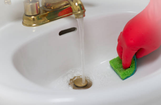 istock Hand Cleaning Bathroom Sink with Red Rubber Glove 826568228