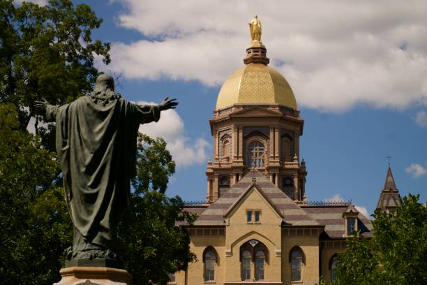 Notre Dame Main Building University of Notre Dame Main Building midwestern state university stock pictures, royalty-free photos & images