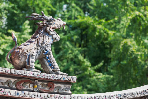 istock Little dragon statue decoration on a chinese buddhist temple roo 826585182