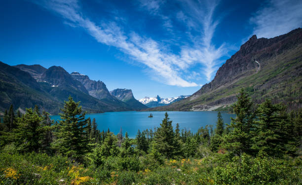 isla de wild goose en lago st mary - montana us glacier national park usa glacier fotografías e imágenes de stock