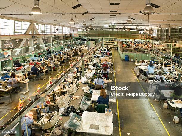 Foto de Visão Geral De Uma Fábrica No Trabalho e mais fotos de stock de Trabalho Intensivo - Trabalho Intensivo, Fábrica Têxtil, Indústria Têxtil