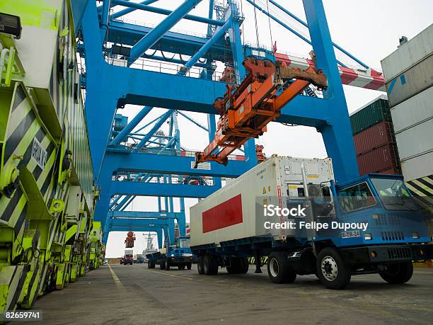 Container Lkw Muss Die In Versand Yard Stockfoto und mehr Bilder von Hafen - Hafen, Handelshafen, Kran