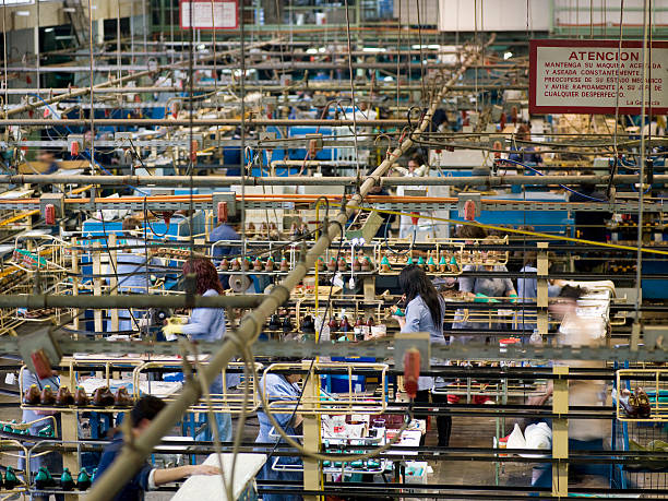 überblick über eine fabrik bei der arbeit - arbeitsintensive produktion stock-fotos und bilder