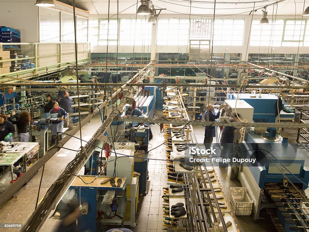 Persone che lavora in una fabbrica di scarpe - Foto stock royalty-free di Stabilimento tessile