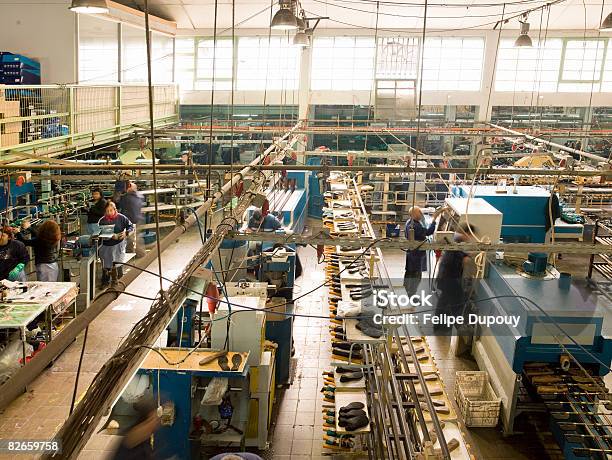 Persone Che Lavora In Una Fabbrica Di Scarpe - Fotografie stock e altre immagini di Stabilimento tessile - Stabilimento tessile, Linea ad alto impiego di manodopera, Ambientazione interna