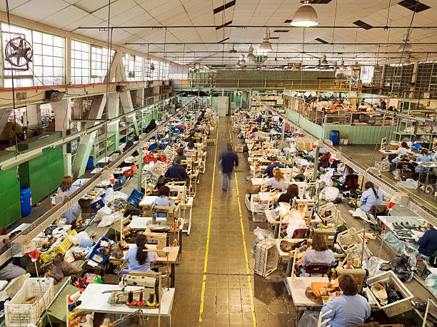 menschen arbeiten in eine schuhfabrik - arbeitsintensive produktion stock-fotos und bilder