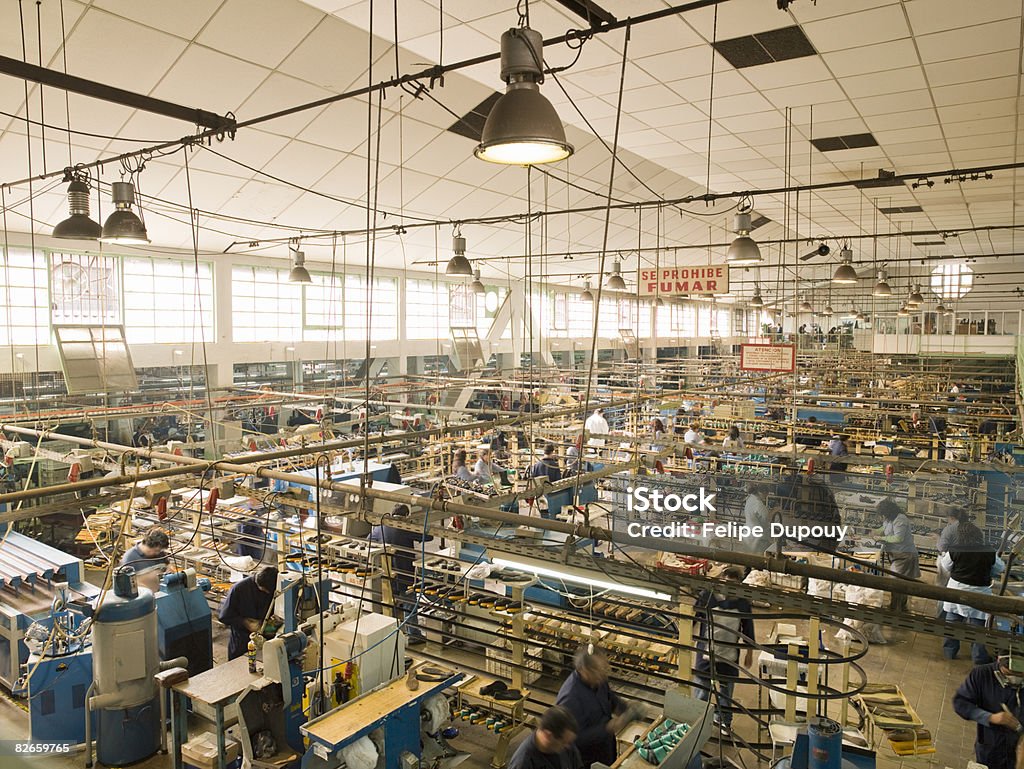 Panoramica di una fabbrica al lavoro - Foto stock royalty-free di Industria