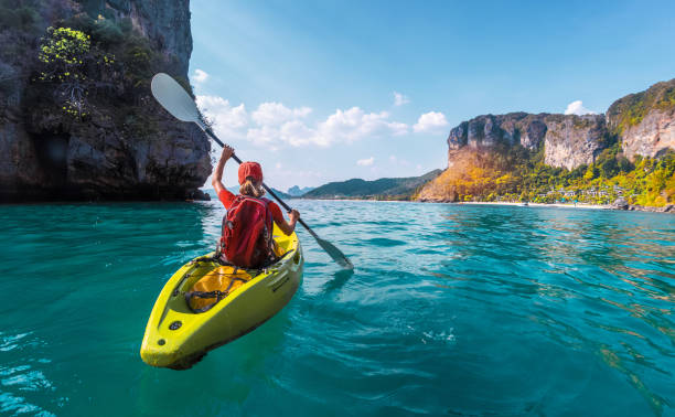 donna pagaia kayak - spiaggia di ao nang foto e immagini stock