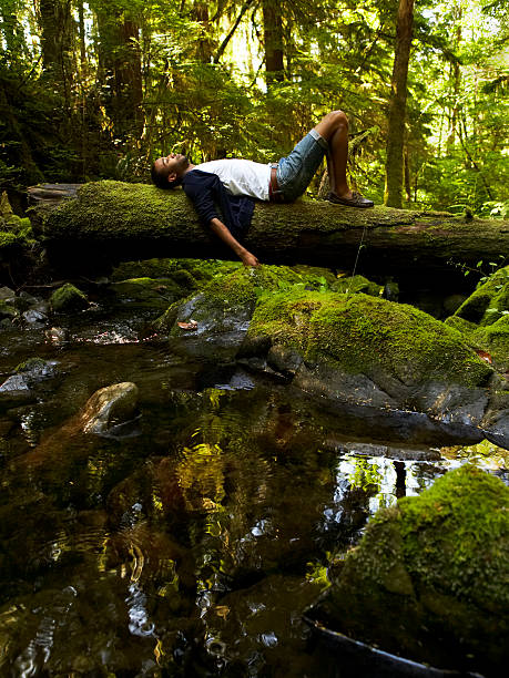 joven relajante en el bosque - day washington state vertical outdoors fotografías e imágenes de stock