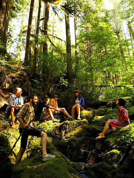 amigos de estar en el bosque - day washington state vertical outdoors fotografías e imágenes de stock