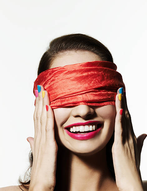 blindfolded chica con esmalte de uñas bien - venda de ojos fotografías e imágenes de stock
