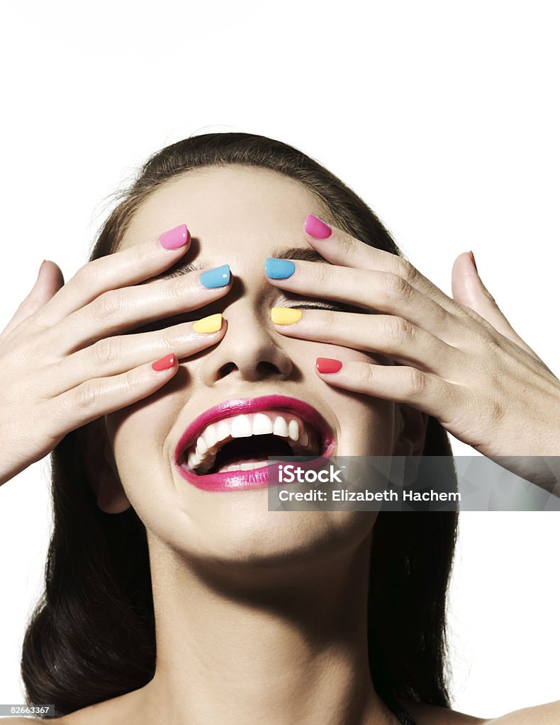 Ragazza con le mani sopra gli occhi - Foto stock royalty-free di Unghia