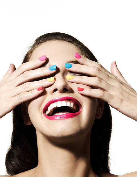 ragazza con le mani sopra gli occhi - fingernail nail polish women human hand foto e immagini stock