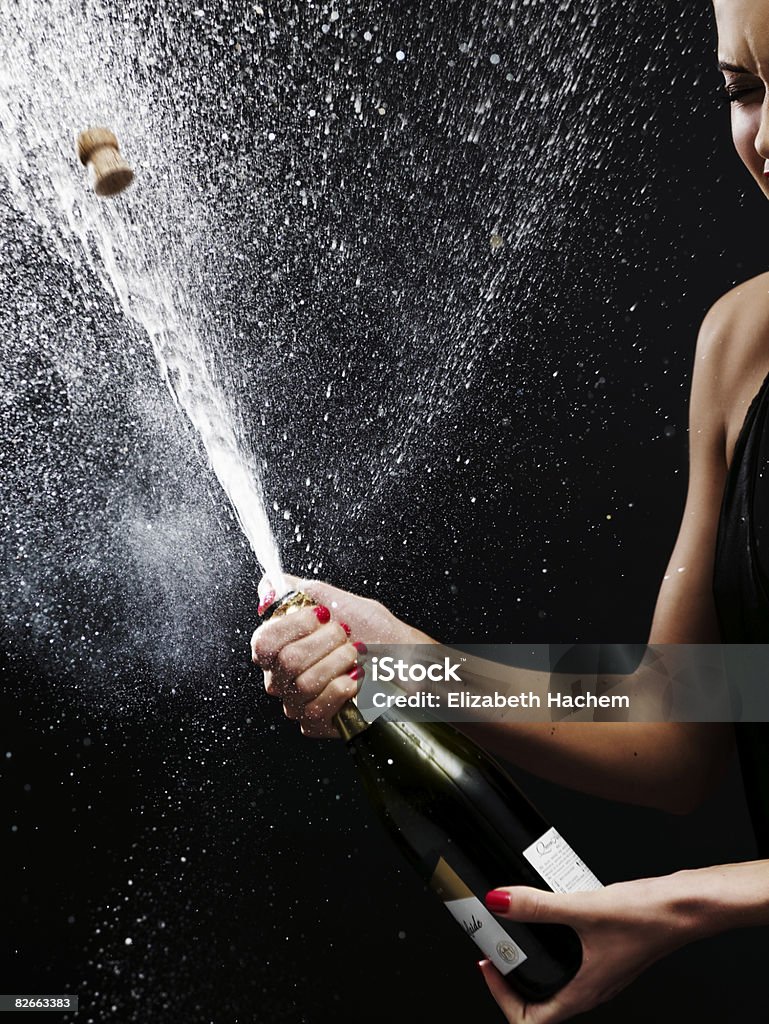 Chica agitación con botella de champán - Foto de stock de Champán libre de derechos
