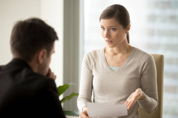 empresaria irritada en desacuerdo con contrato mal, insatisfecho con el informe del jefe - arguing complaining women conflict fotografías e imágenes de stock