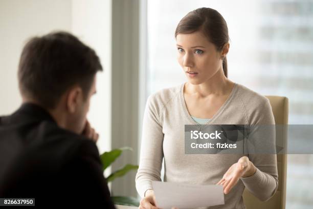 Photo libre de droit de Femme Daffaires Irritée En Désaccord Avec Mauvais Contrat Patron Satisfait Par Rapport banque d'images et plus d'images libres de droit de Se plaindre