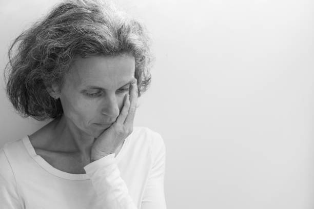 media edad mujer (blanco y negro) - menopausia fotos fotografías e imágenes de stock