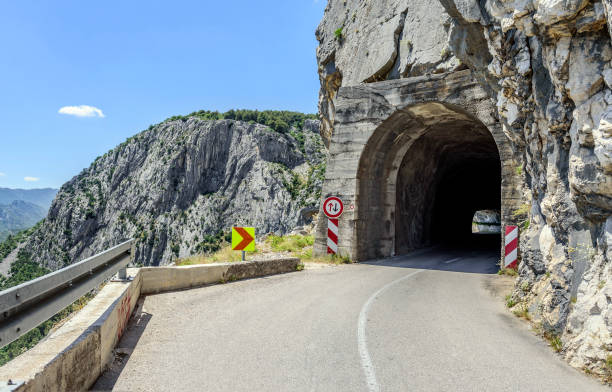 istock Asphalted mountain road with sharp turn near the cliff 826648614
