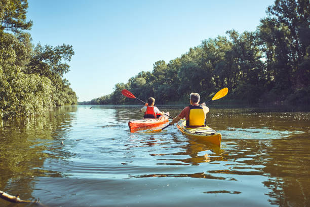 eine kanufahrt auf dem fluss im sommer. - kanus stock-fotos und bilder