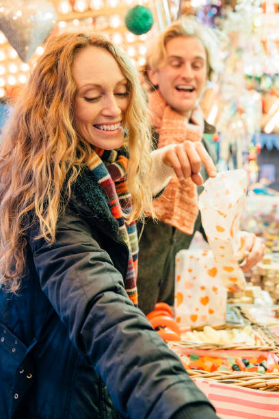 冬の市場でお菓子を購入 - market european culture caucasian stock market ストックフォトと画像