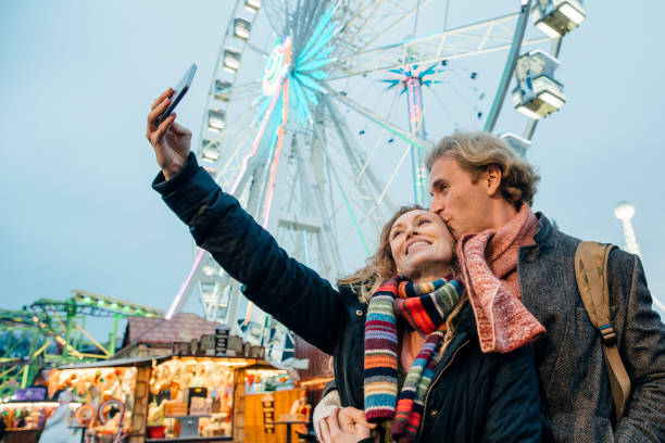 parque de diversões de natal selfie - winter wonderland londres - fotografias e filmes do acervo