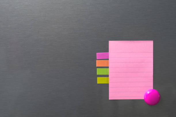 carta vuota sulla porta del frigorifero con magnete circolare. - reminder adhesive note note pad pink foto e immagini stock