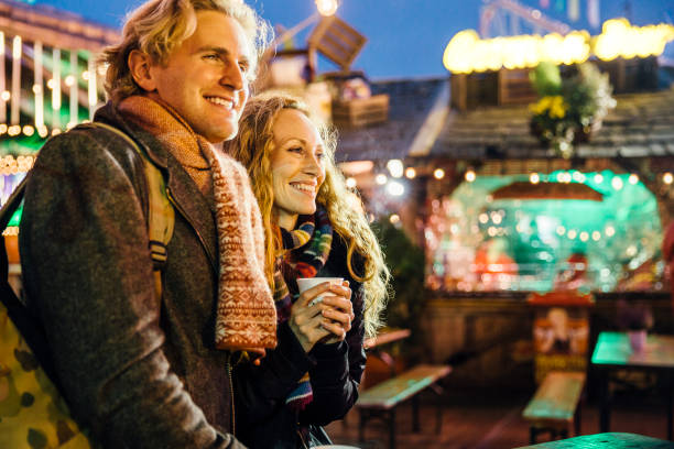 casal aproveitando a feira de natal - winter wonderland londres - fotografias e filmes do acervo