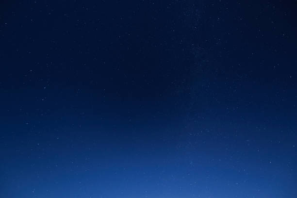 cielo de noche con estrellas - noche fotografías e imágenes de stock