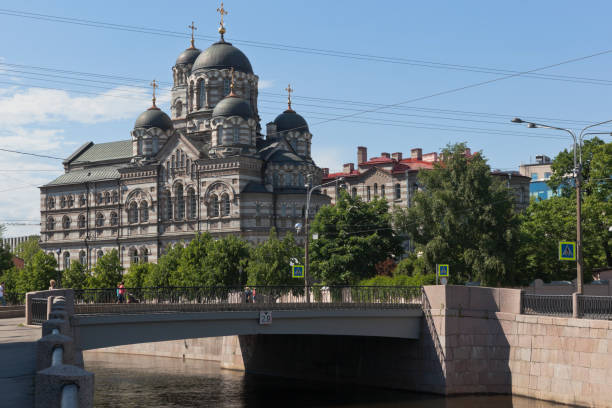 karpovsky bridge und st. johannis-kloster in st. petersburg - patriarchal cross stock-fotos und bilder