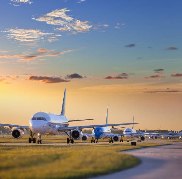 pie de avión en campo de aviación espera para despegar en el aeropuerto de buenos aires argentina - airport runway airplane commercial airplane fotografías e imágenes de stock