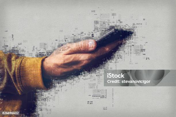 Mano Con Smartphone Concepto De Enews Foto de stock y más banco de imágenes de Periódico - Periódico, Medios de comunicación, Mano