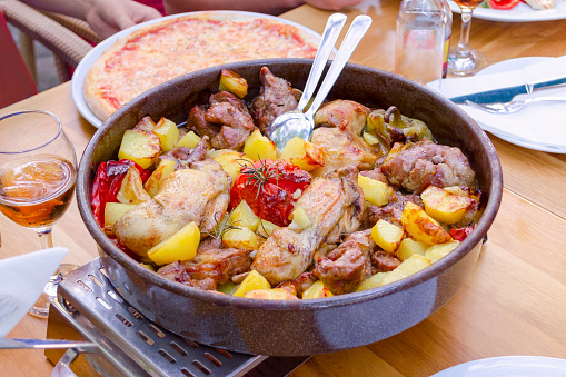 peka de comida croata tradicional con mezcla de carne y verduras photo