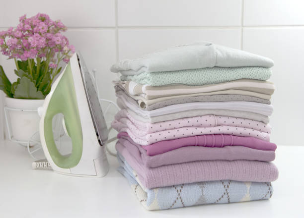 biancheria da bucato per vestiti - iron laundry cleaning ironing board foto e immagini stock