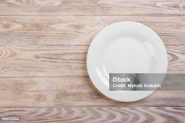 Leere Weiße Platte Auf Holztisch Vorlage Für Ihr Design Stockfoto und mehr Bilder von Teller