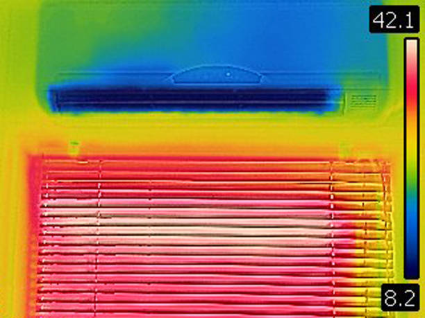 wärmebild der klimaanlage zimmer über fenster mit jalousien, an sehr heißen sommertag. außentemperatur �über 40 grad celsius erreichen. - air conditioner window heat hot day stock-fotos und bilder