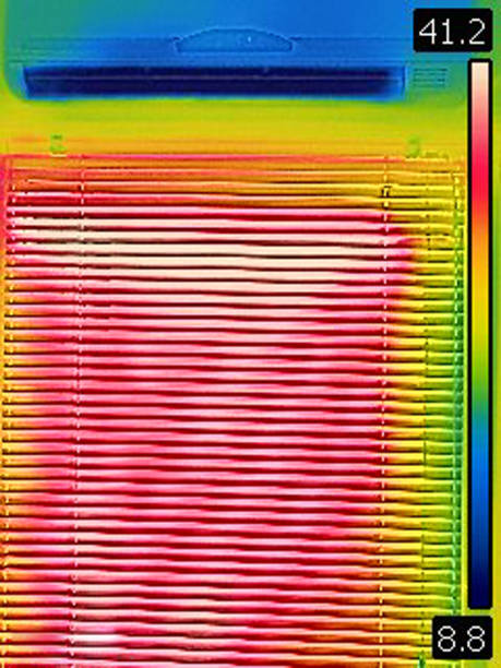 wärmebild der klimaanlage zimmer über fenster mit jalousien, an sehr heißen sommertag. außentemperatur über 40 grad celsius erreichen. - air conditioner window heat hot day stock-fotos und bilder