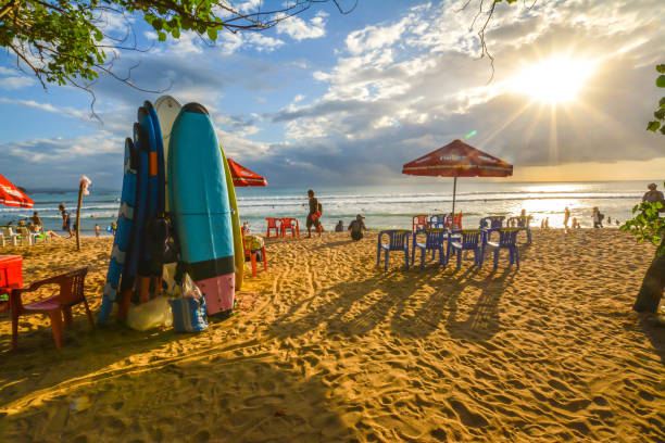 pôr do sol surf na praia de kuta, em bali - indonésia - kuta beach - fotografias e filmes do acervo