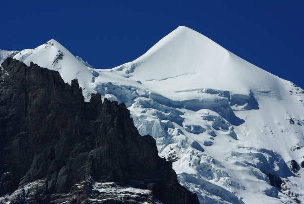 el silberhorn - suizo de la montaña perfecta simetría - silberhorn fotografías e imágenes de stock