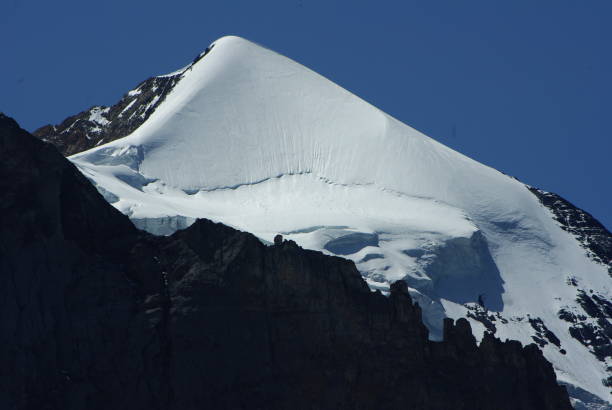 el silberhorn - suizo de la montaña perfecta simetría - silberhorn fotografías e imágenes de stock