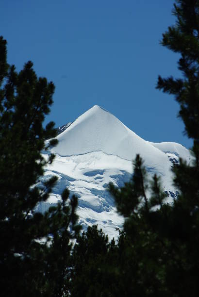 el silberhorn - suizo de la montaña perfecta simetría - silberhorn fotografías e imágenes de stock