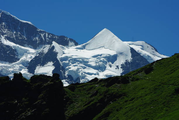 el silberhorn - suizo de la montaña perfecta simetría - silberhorn fotografías e imágenes de stock